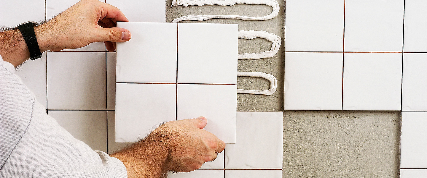 cómo pegar azulejo en un baño 