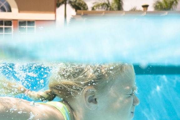 Nadando en la piscina