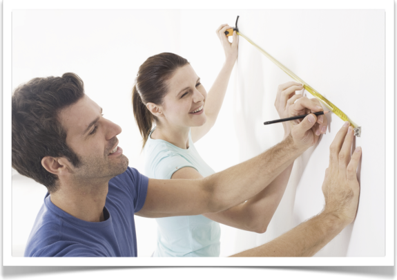 Pareja midiendo pared