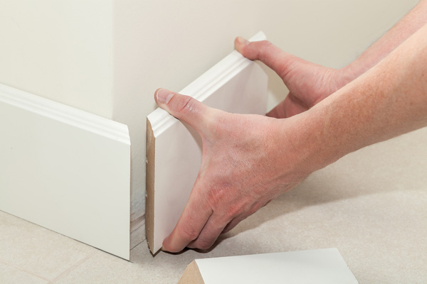 Colocar rodapiés en la pared
