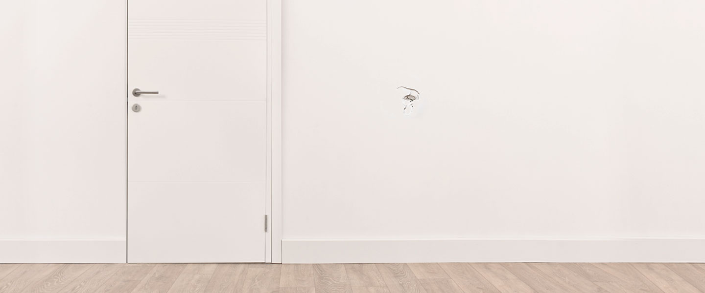 Reparar golpes de puerta en la pared