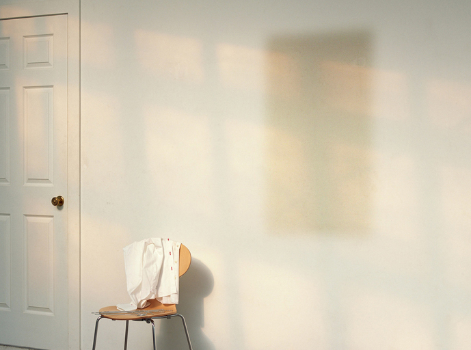 Pintar cercos de humedad detrás de los muebles