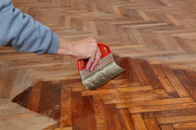 El barniz de parquet o tarima se pone blanco ( veladura