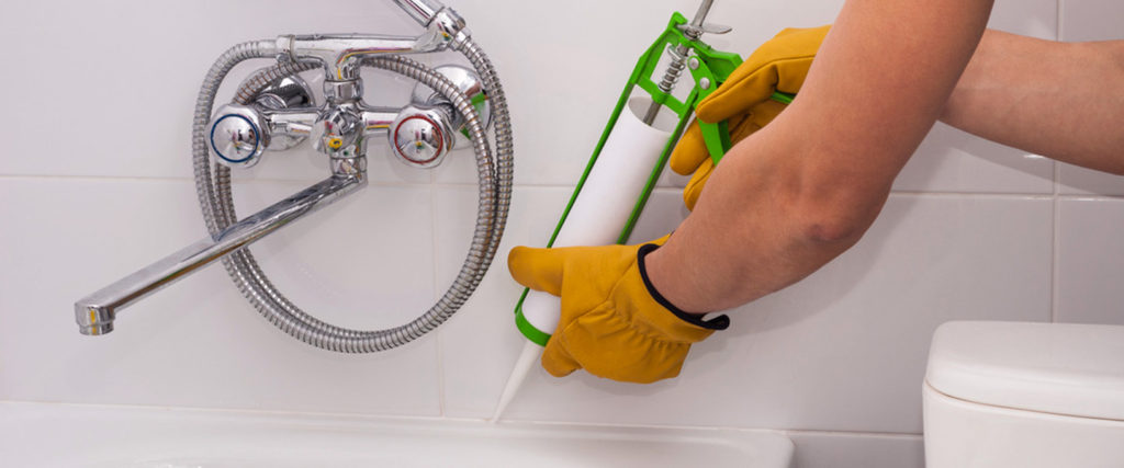 Aplicación de silicona en juntas de baño - Bricopared