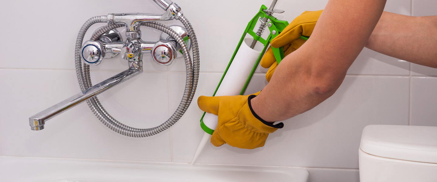 Aplicación de silicona en juntas de baño