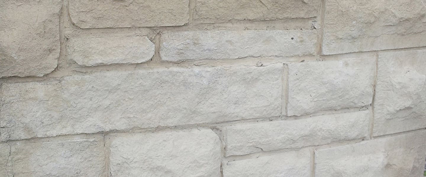 Efecto de imitación de piedra en paredes y muros