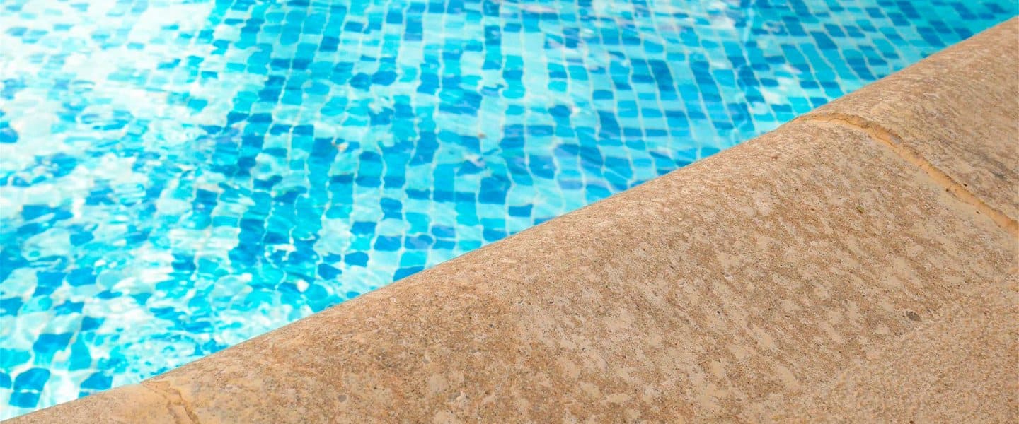 Reparar los accesos de una piscina con Aguaplast Obrafácil