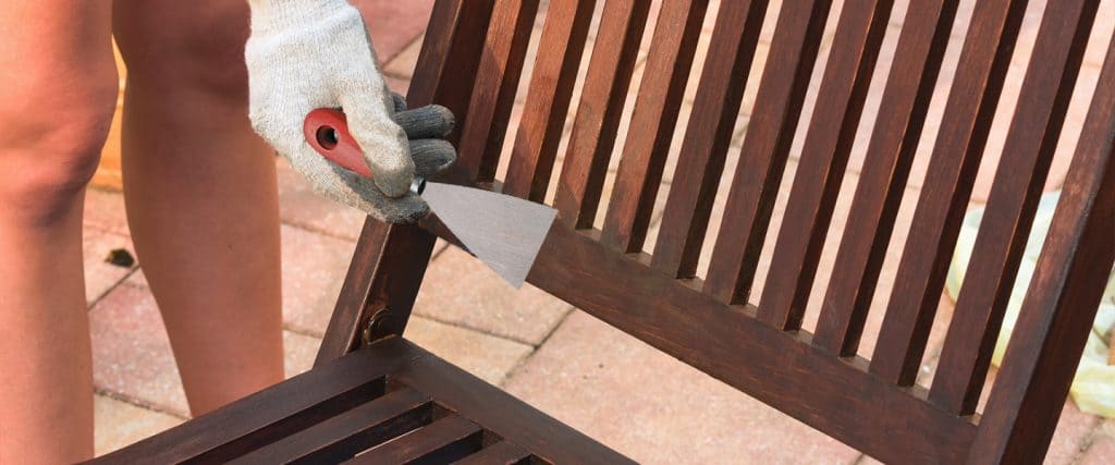 Reparar desperfectos en una silla de jardín con Aguaplast Madera -  Bricopared