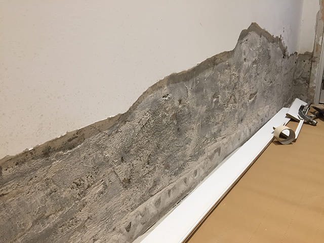 Reparación de pared falsa con moho