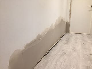 Reparación de pared falsa con moho