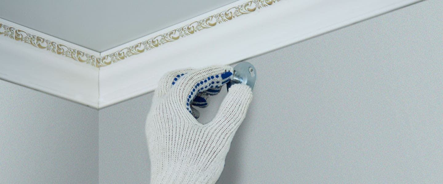 Reparación de un raíl de cortina desprendido