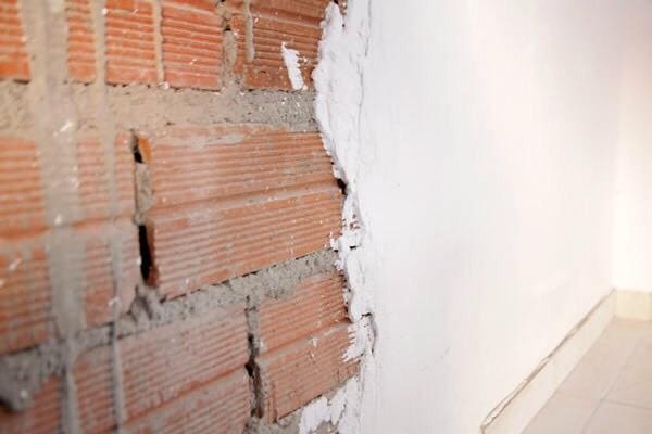 ¿Cuánto cuesta alisar paredes o quitar gotelé y pintar? Precio m2