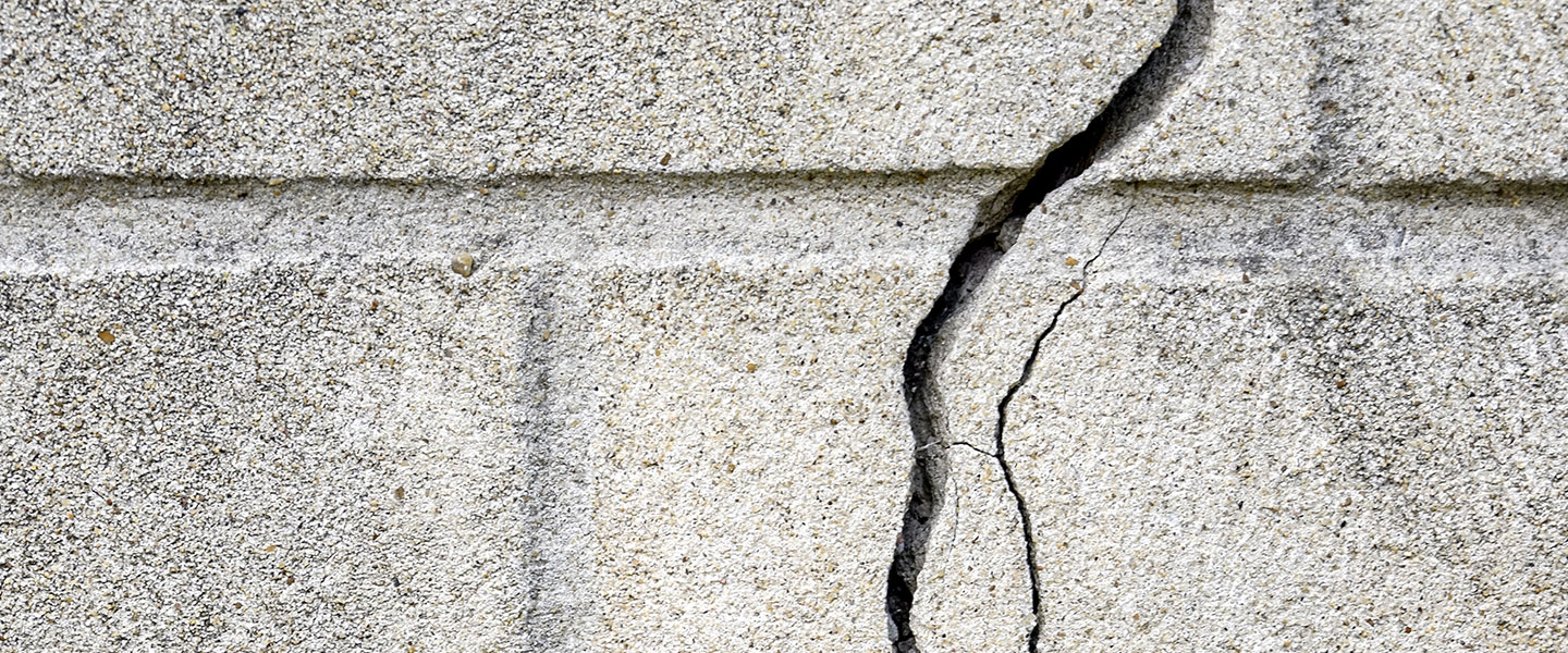 Reparar grietas en fachadas y muros exteriores