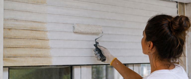 Persianas amarillentas: cómo renovarlas sin que la pintura se pele